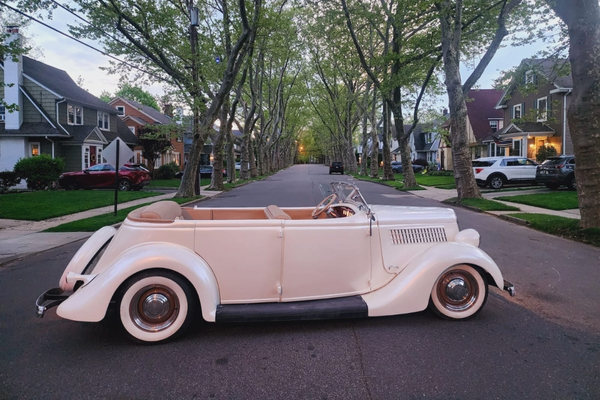 Antique-Ford-Limousine